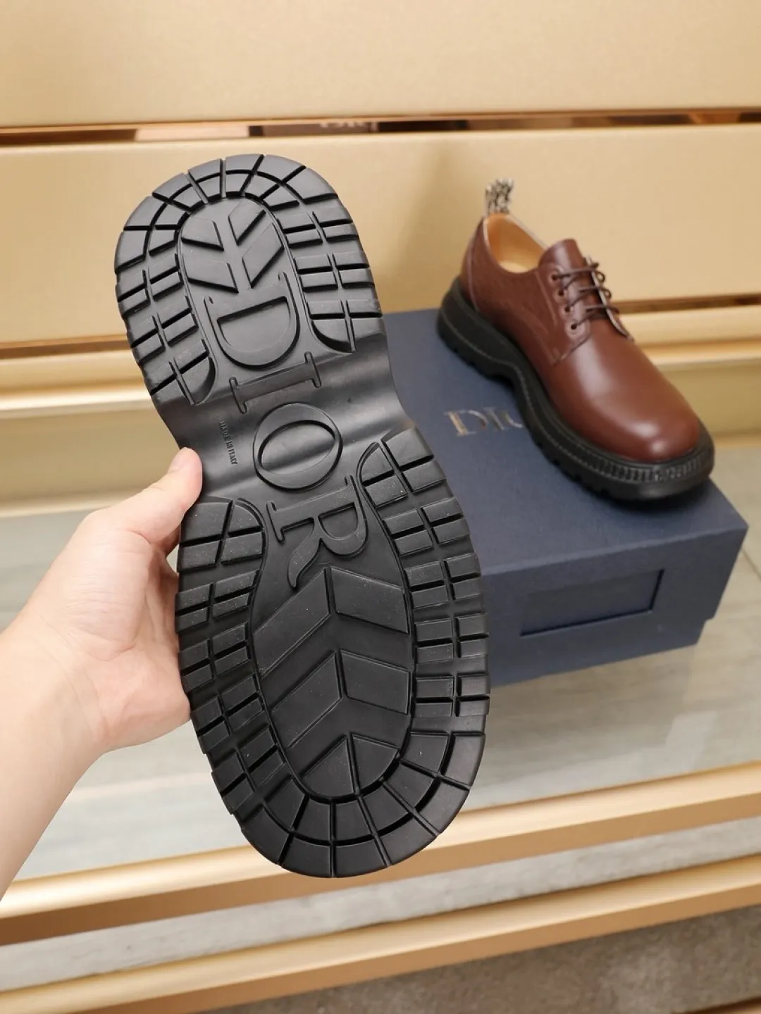 Factory P500💰Dior Buffalo's new low-top Derby casual leather shoes, a new product in the 2024 spring men's series, ideally combine unconventional characteristic elements with Dior's high-end aesthetic style. The original first-grain calfskin upper features side panels with a tonal debossed Oblique print, and the chunky rubber sole showcases a crepe-effect design. Styled with wide leather laces and Oblique-printed rear pull tabs, they add a modern touch to any look. Practical and stylish, it can be easily paired with a variety of casual looks. Size: 38-44 (45 customized)